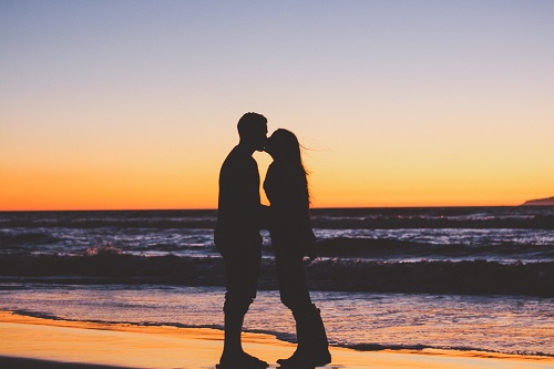 海辺でキスするカップル