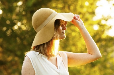 帽子をかぶる女性